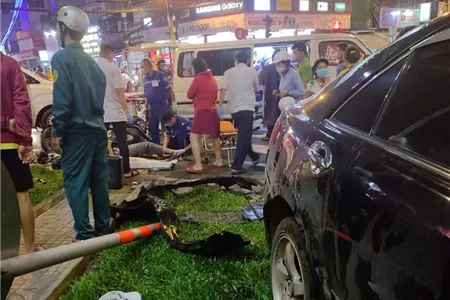 Nữ tài xế tông 8 xe máy ở Sài Gòn khai đạp nhầm chân ga