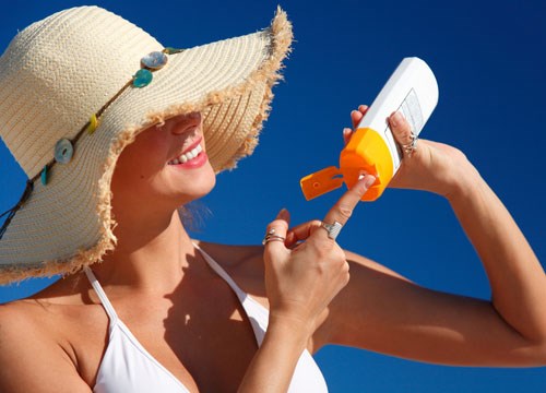 Dùng kem chống nắng để bảo vệ da 