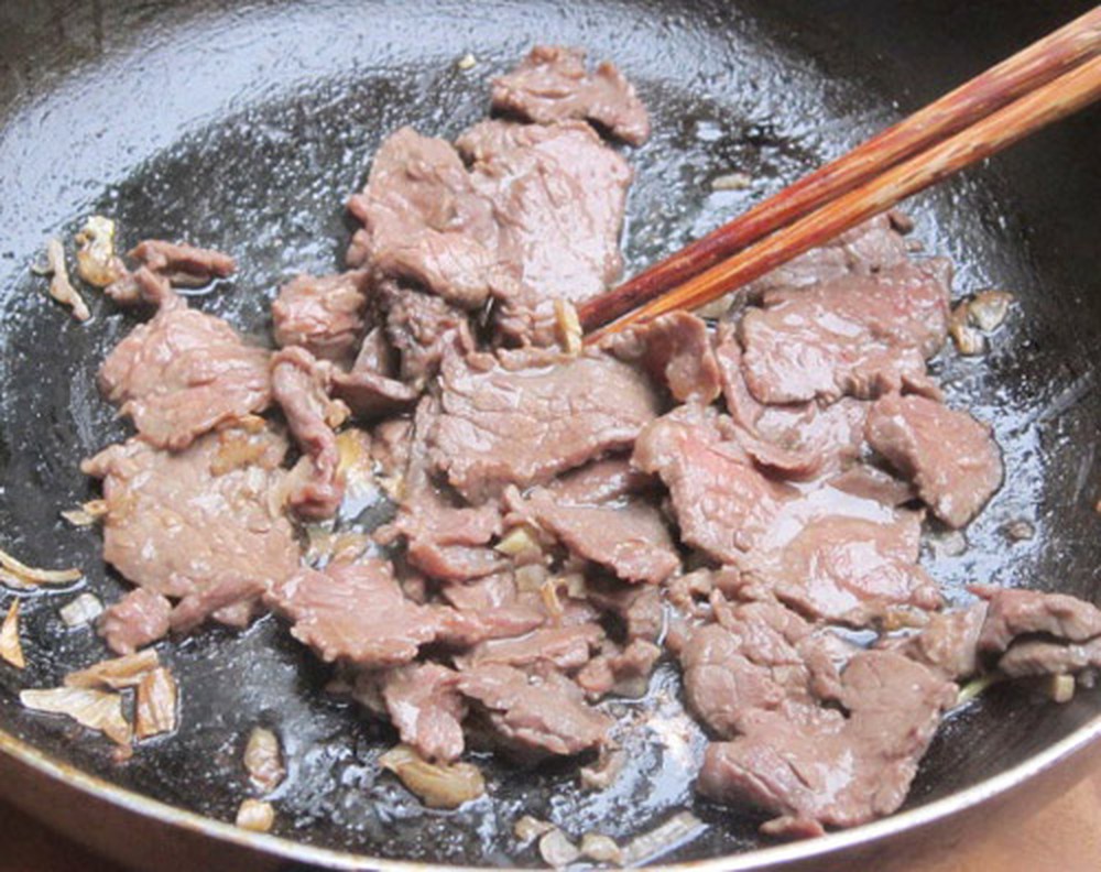 Cách thực hiện món thịt bò xào tỏi - Thịt bò xào tỏi