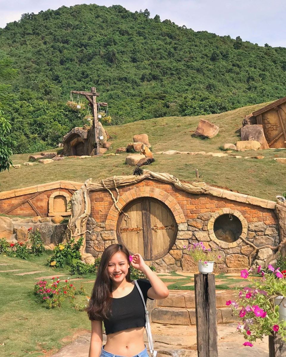 Bạch Mã Village với kiến trúc dựa theo nơi sống của tộc người lùn Hobbit trong phim