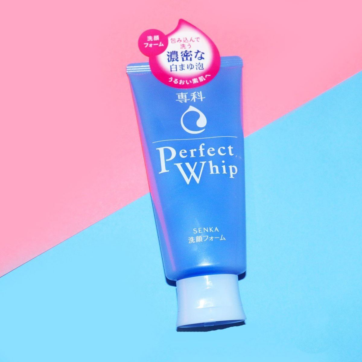 Sữa rửa mặt Senka Perfect Whip xanh dương này nổi tiếng về khả năng dưỡng ẩm