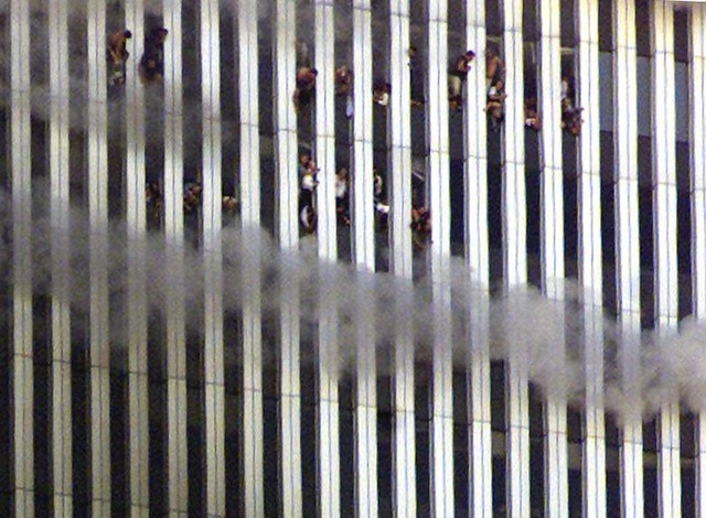 Nhìn lại những khoảnh khắc ám ảnh về vụ khủng bố 11/9 - 3